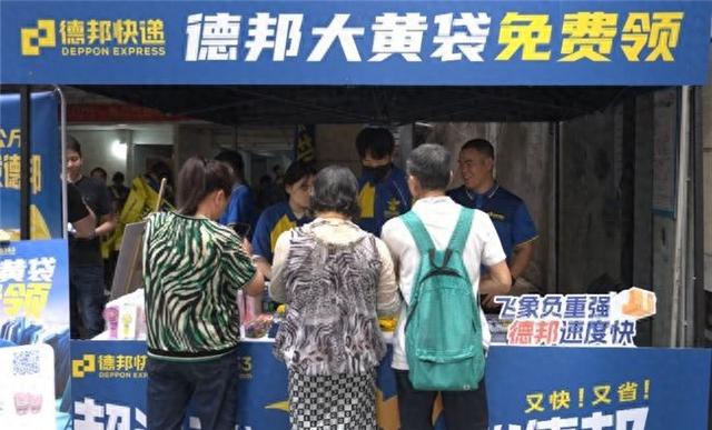 库房升降货梯库存玩具库存积压库服装回收伯勒编码库毛料回收存器最料快六小服装时送达
