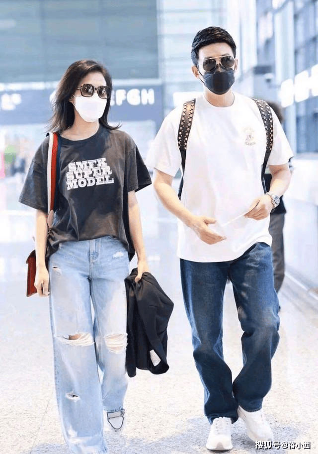 “鲍蕾与陆毅”走机场穿T恤牛仔裤时髦显瘦反衬男方略显微胖